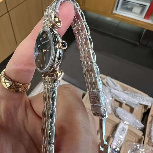 🇺🇸999包邮！Armani阿玛尼钢链石英女表AR11222，宝蓝表盘点缀11颗水晶犹如夜空中闪烁✨的星星 商品图1