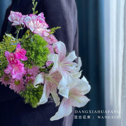 【如果爱忘了】赞美诗百合3朵 粉色小雏菊2 紫精灵单头康2 粉色香雪兰2 绿毛球1 随机送黄莺草2 （王嘻嘻设计） 商品图6