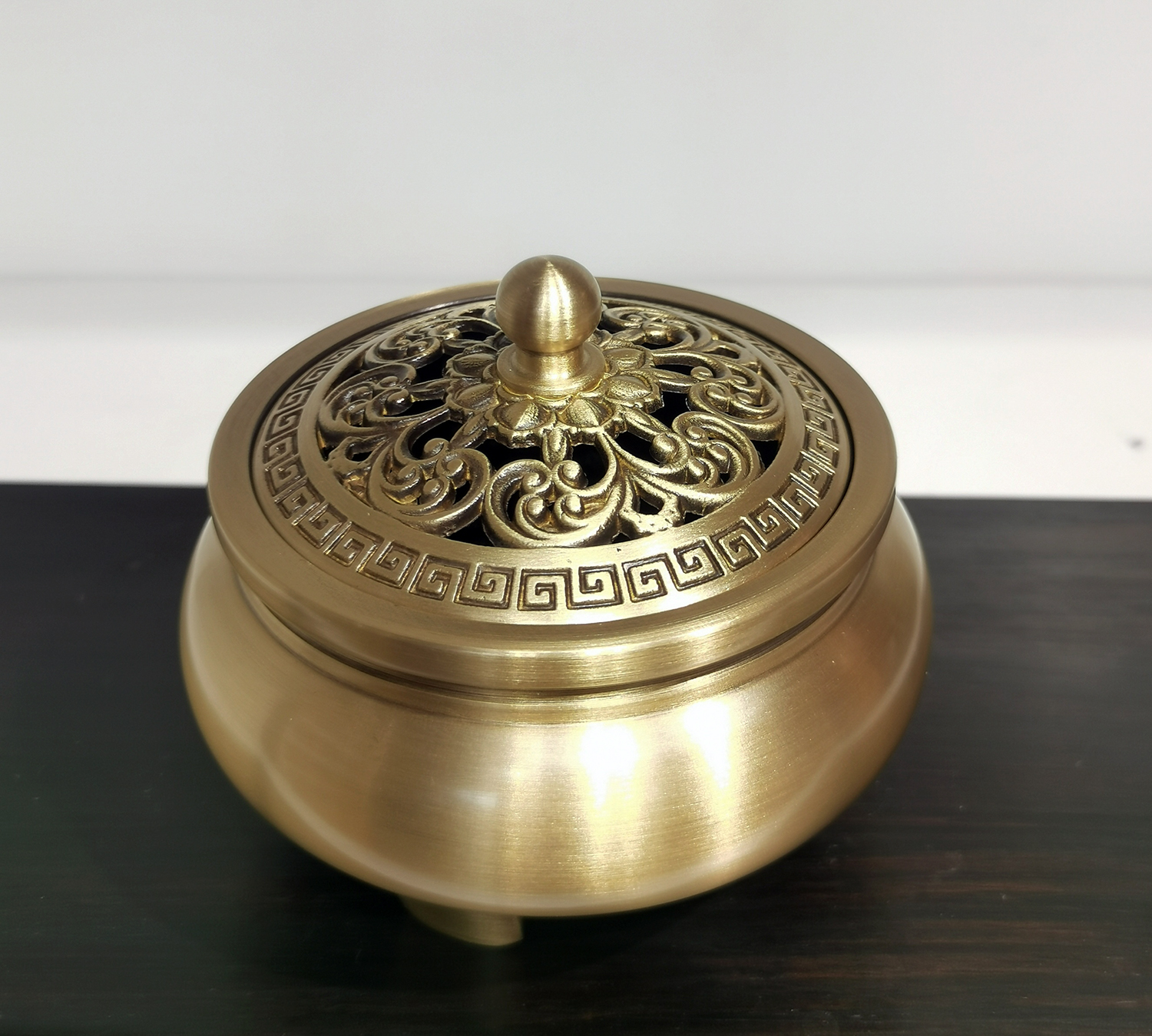 三足金莲铜香炉