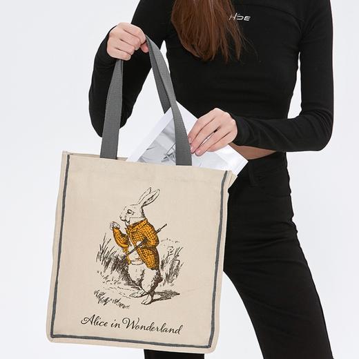 V&A博物馆 爱丽丝漫游奇境系列 卡牌怀表兔印花帆布单肩包 商品图1