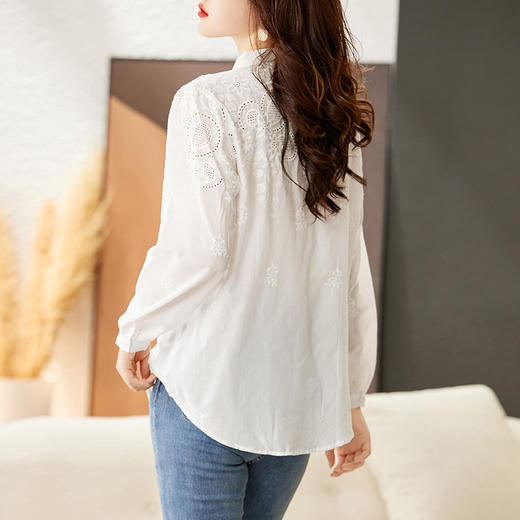TZW-厂家直销刺绣花镂空白衬衫女长袖2023春新款v领别致上衣衬衣 商品图3