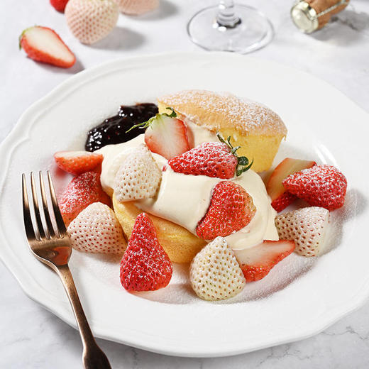 新鲜红白草莓奶油松饼 Fresh Bicolor Strawberry Creamy Pancake 商品图0