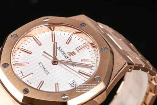 AP50周年纪念款女款爱彼皇家橡树  型号15550ST——15451ST震撼上线：剔除机芯甲板多余部分，使之变得更加镂空——成就钢表巅峰—— 实力演绎 卫冕“钢”王！ 商品图13