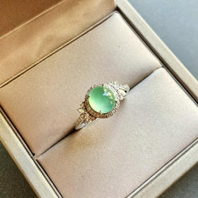 高冰种淡晴水翡翠蛋面戒指18k白金钻石镶嵌