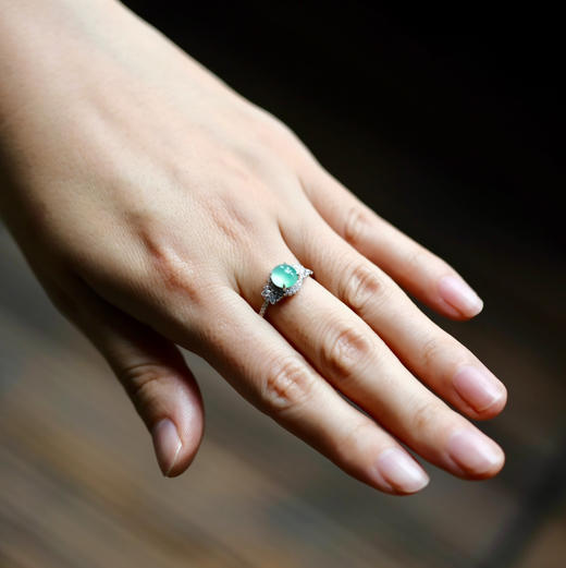 高冰种淡晴水翡翠蛋面戒指18k白金钻石镶嵌 商品图9