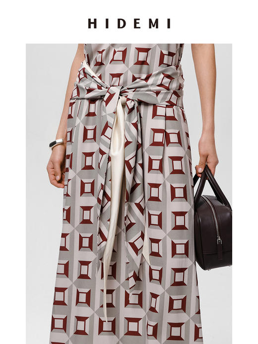 HIDEMI “我们做印花”经典几何设计感廓形印花缎面围巾 米绿/黄蓝 商品图4