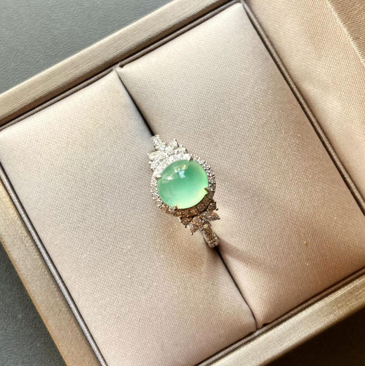 高冰种淡晴水翡翠蛋面戒指18k白金钻石镶嵌 商品图3