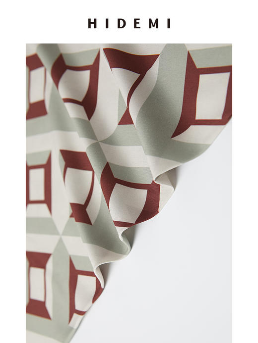 HIDEMI “我们做印花”经典几何设计感廓形印花缎面围巾 米绿/黄蓝 商品图2
