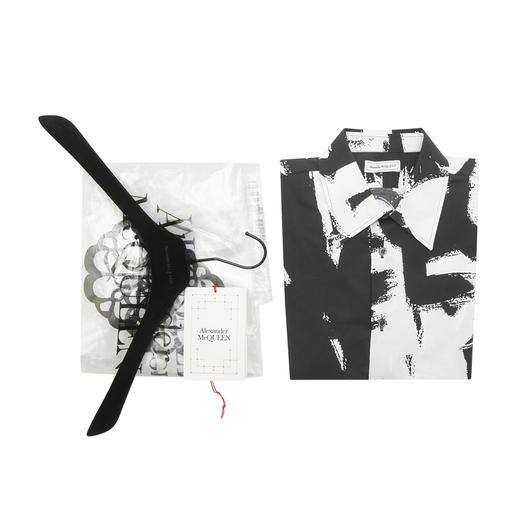 ALEXANDER MCQUEEN 亚历山大麦昆 2023春夏新品 男士字母涂鸦印花衬衫 黑色 704922 QTO66 商品图2