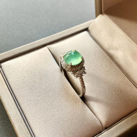高冰种淡晴水翡翠蛋面戒指18k白金钻石镶嵌 商品图4