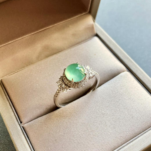 高冰种淡晴水翡翠蛋面戒指18k白金钻石镶嵌 商品图1