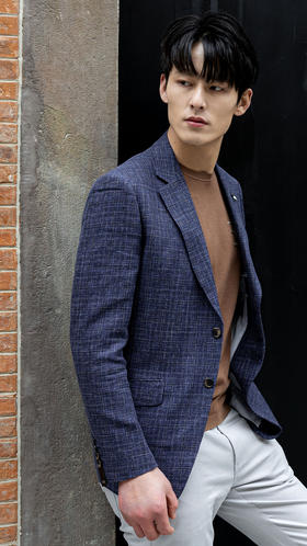 今年蓝色西服这样搭 