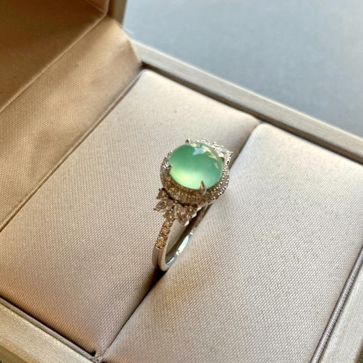 高冰种淡晴水翡翠蛋面戒指18k白金钻石镶嵌 商品图2