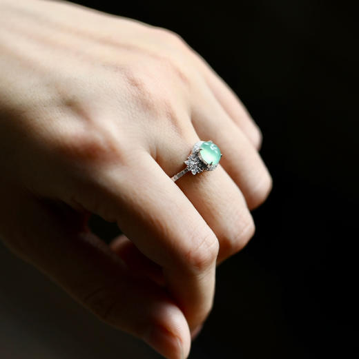 高冰种淡晴水翡翠蛋面戒指18k白金钻石镶嵌 商品图11