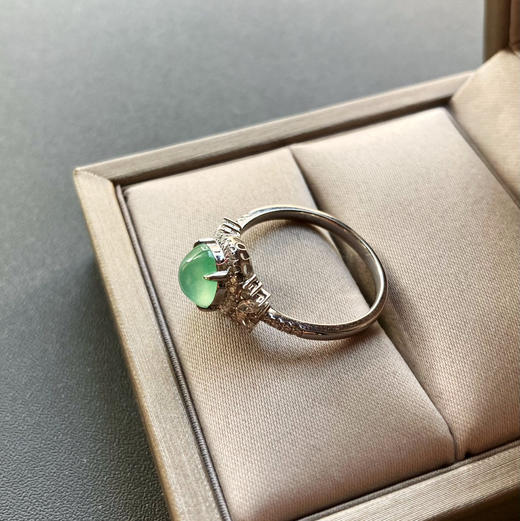 高冰种淡晴水翡翠蛋面戒指18k白金钻石镶嵌 商品图6