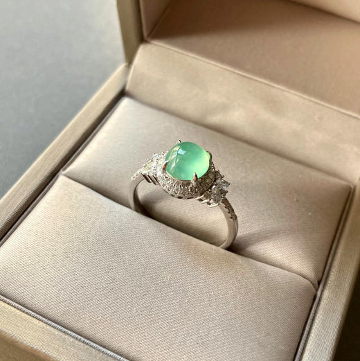 高冰种淡晴水翡翠蛋面戒指18k白金钻石镶嵌 商品图5