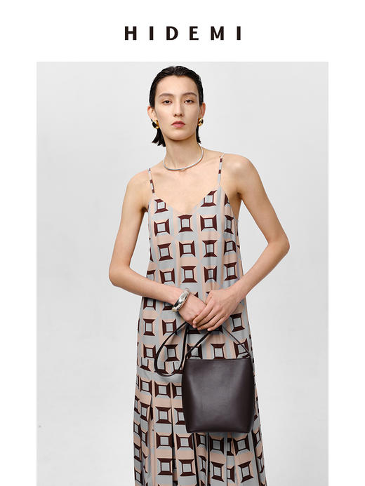 HIDEMI “我们做印花”经典几何设计感廓形印花缎面分体可拆卸斗篷式连衣裙 黄蓝 商品图3