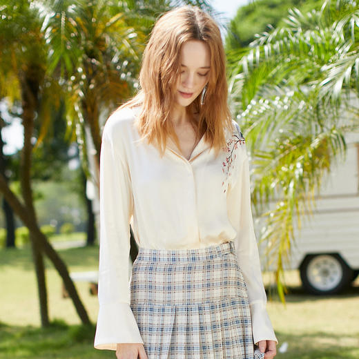 欧芮儿2022春装新款喇叭袖睡衣风刺绣衬衫女 复古百搭米白色衬衣 商品图1