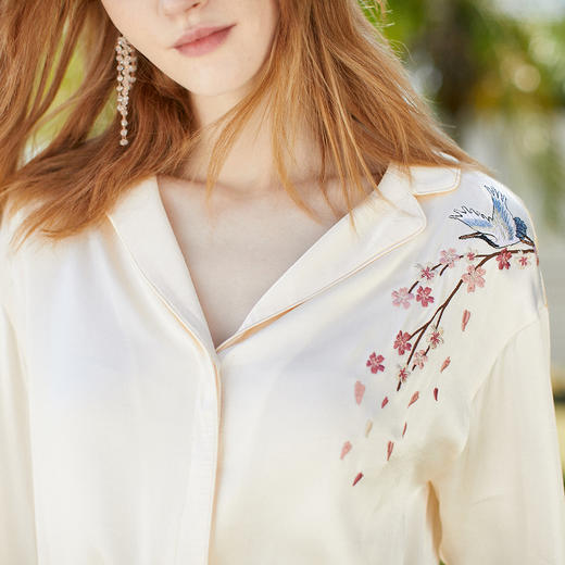 欧芮儿2022春装新款喇叭袖睡衣风刺绣衬衫女 复古百搭米白色衬衣 商品图2