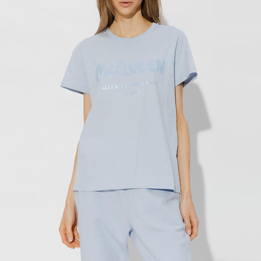ALEXANDER MCQUEEN 亚历山大.麦昆 女士棉质字母徽标涂鸦印花圆领短袖T恤 浅蓝色 608614 QZAD3 0429 商品图1