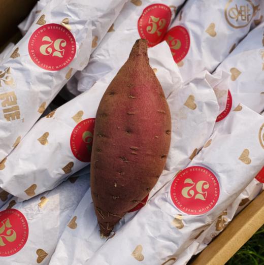 52度良作地瓜| 52度地瓜含丰富的膳食纤维又能有效阻止糖分变为脂肪，促进胃肠蠕动和防止便秘。每100克52度良作红薯仅含1.3克脂肪、36大卡热量，是理想的低脂低卡食品，堪称没有负担的甜蜜~ 商品图7