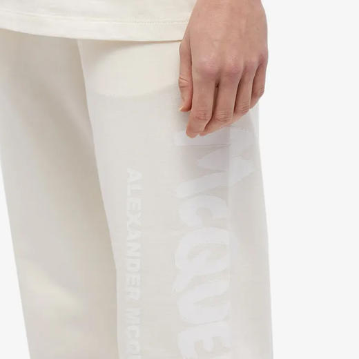 ALEXANDER MCQUEEN 亚历山大.麦昆 女士棉质字母徽标涂鸦印花休闲运动裤 米白色 687037 QZAHR 0954 商品图2