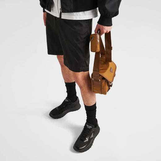 【三】PRADA 普拉达 男士 Re-Nylon 再生尼龙和亮面皮革金属三角形徽标休闲运动鞋 黑色 2EE369 3LF5 F0632 商品图3