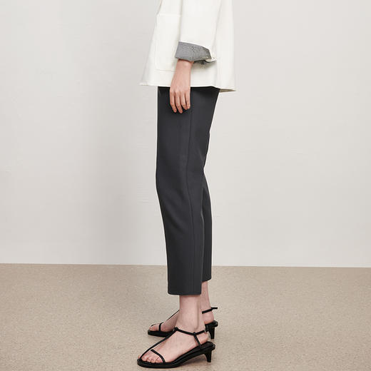 IN AND ON2021秋季新款腰部撞色辑线锥形裤亚光亲肤垂坠休闲长裤 商品图7