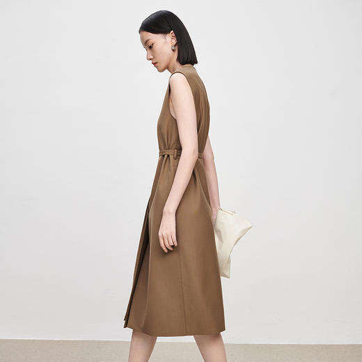 IN AND ON春季新款无袖风衣式马甲连衣裙女简约通勤两穿式裙子 商品图2