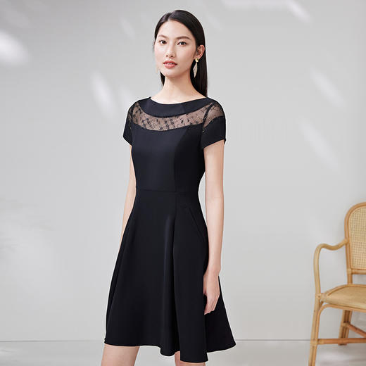 EITIE爱特爱夏新款镂空蕾丝露背性感精致时尚黑色显瘦a字连衣裙B07118 商品图2