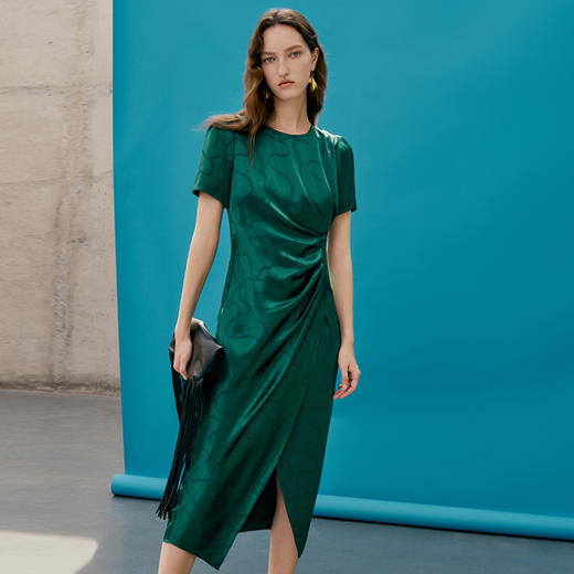 EITIE爱特爱夏季新品纯色百搭洋气褶皱收腰连衣裙7407101 商品图3