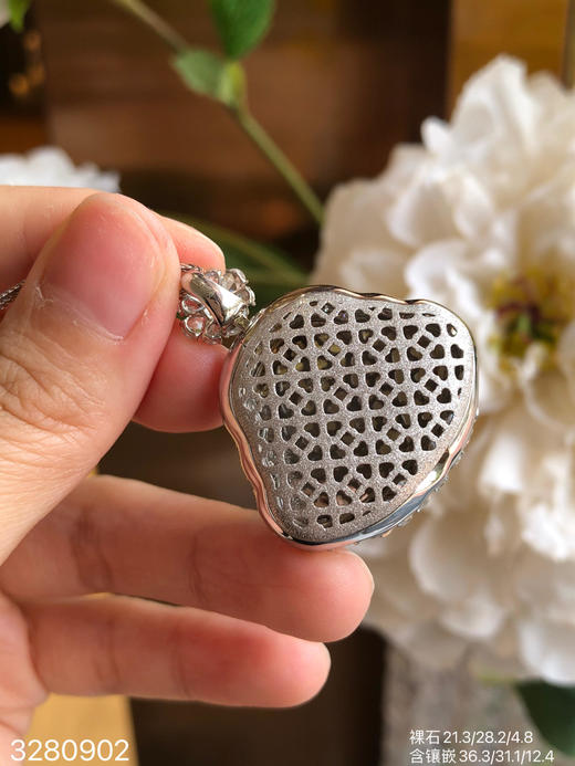 3280902，玻璃木纳佛公吊坠。具体价格微信咨询 商品图8