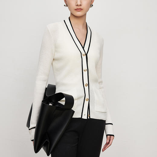 【品牌优选】【合作直发】IN AND ON2023春季季新款小香风修身金属扣撞色V领开衫毛衣 商品图1