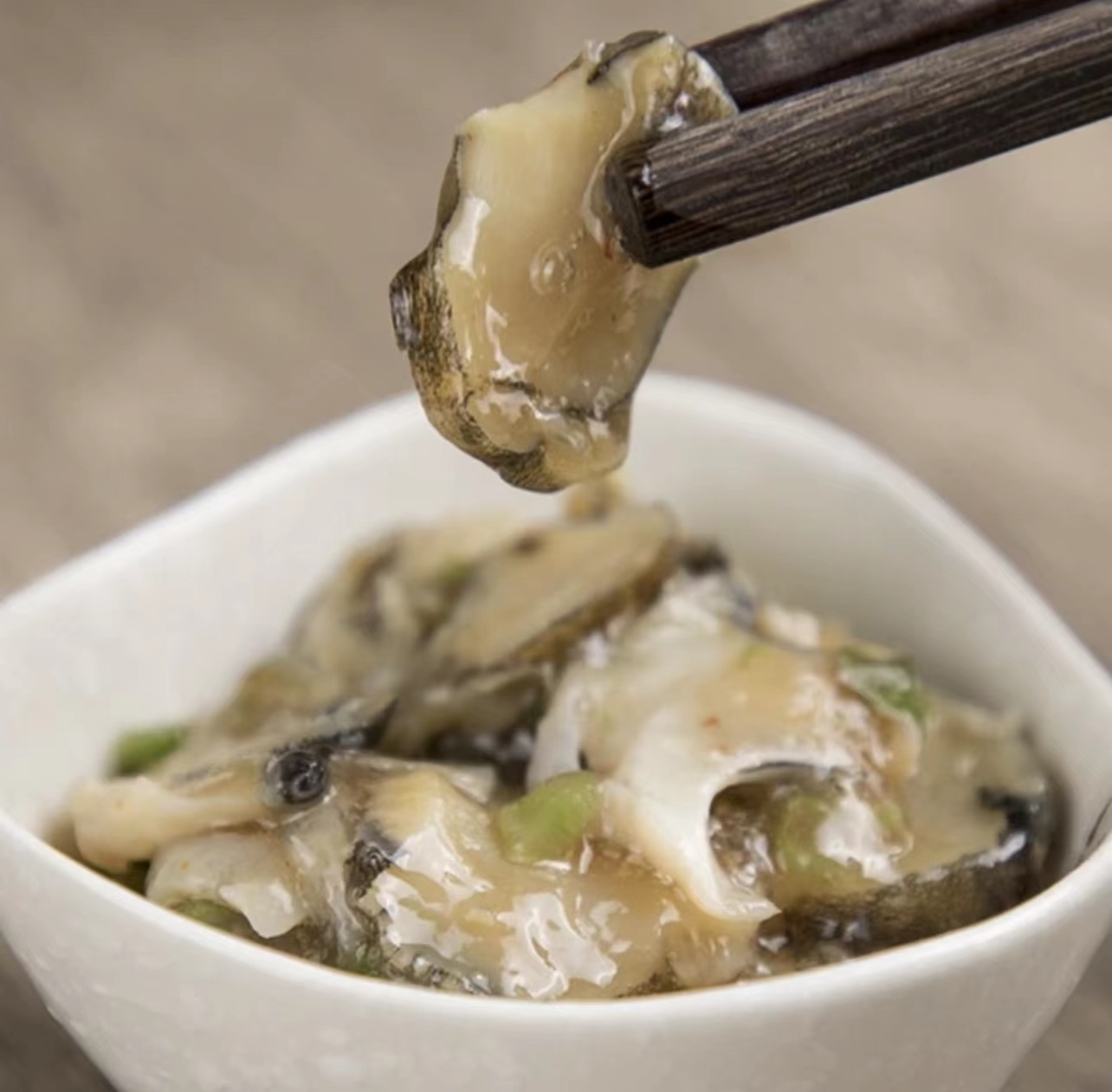 即食芥末章鱼芥末海螺片220g/盒，精选刺身级章鱼/海螺肉制作而成，日料寿司料理，刺身即食小菜，爽脆弹口，肉质紧实，辛辣爽口，开胃下酒菜，全国包邮（偏远地区除外）