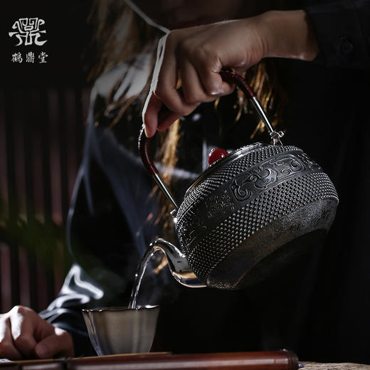 鹤鼎堂 于鹤系列福履霰纹汝钉汤沸錾刻龙章凤姿银壶（缺货） 商品图2