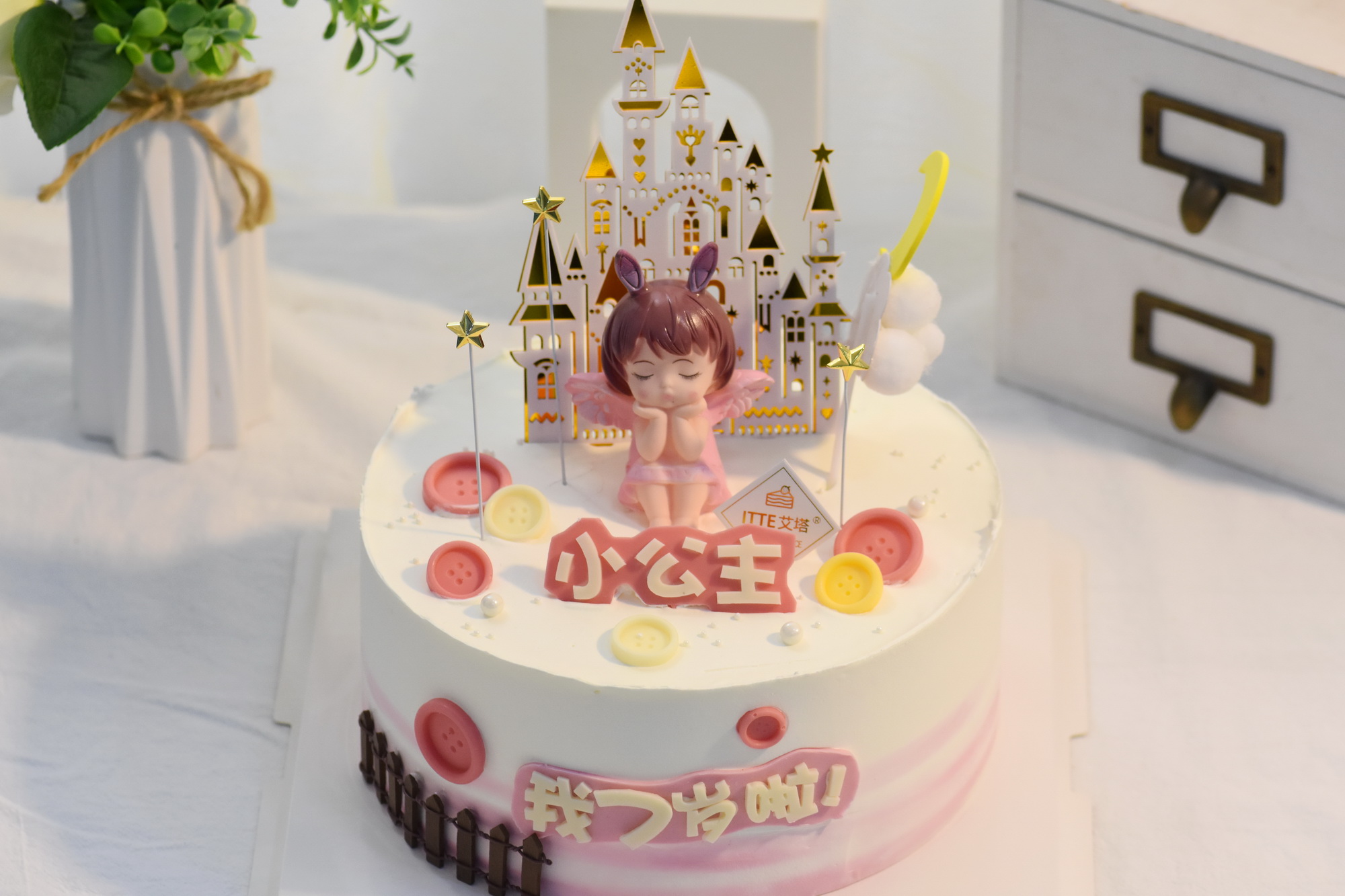 【小公主蛋糕】动物奶油，鲜鲜水果+牛奶布丁，原味蛋糕胚；每个小女孩儿，都是小公主~