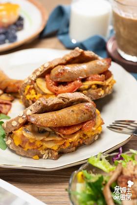 烤肠培根滑蛋三明治