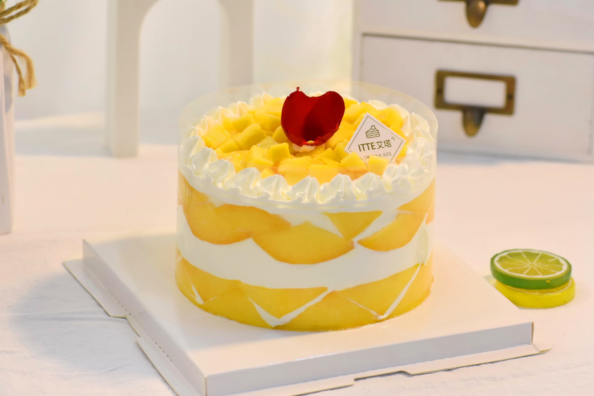 【芒果多多】芒果奶油、新鲜芒果，糯米蛋糕胚；芒果多多，超级大颗芒果肉，一口下去就是多肉，清新不腻~