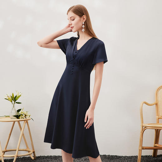 EITIE爱特爱夏季新款洋气复古V领修身显瘦简约百搭气质连衣裙7007712 商品图5