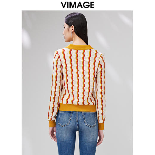 VIMAGE纬漫纪春季新款明亮鲜活翻领条纹显瘦百搭时尚针织开衫VA2301103 商品图3