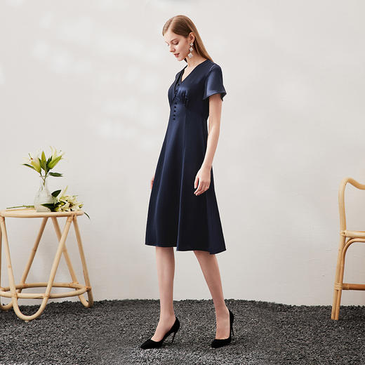 EITIE爱特爱夏季新款洋气复古V领修身显瘦简约百搭气质连衣裙7007712 商品图3