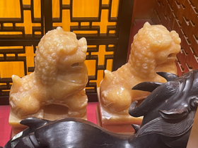 吉祥天地 黄玉狮子