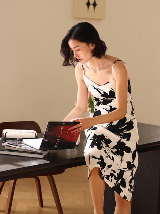 【周四精选福利】HeyDress法式吊带连衣裙女夏季抽褶显瘦设计艺术感印花裙气质裙子 商品图3