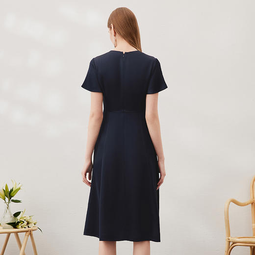 EITIE爱特爱夏季新款洋气复古V领修身显瘦简约百搭气质连衣裙7007712 商品图4