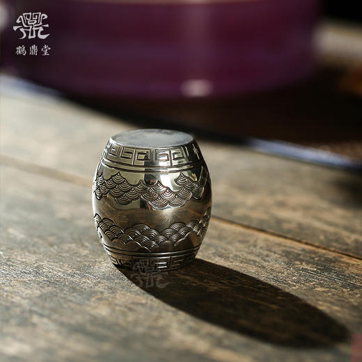 鹤鼎堂 闻天系列腰鼓盖置錾刻海浪纹（缺货） / 腰鼓盖置錾刻瑞气祥云（银色） 茶具配件（缺货） 商品图1