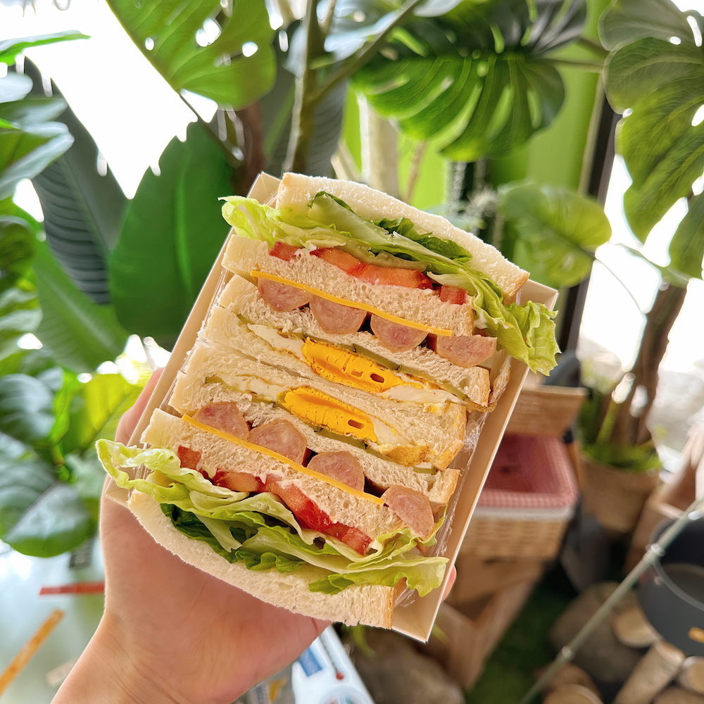 热狗肠三明治 · 面包