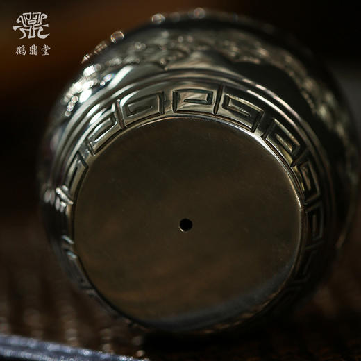 鹤鼎堂 闻天系列腰鼓盖置錾刻海浪纹（缺货） / 腰鼓盖置錾刻瑞气祥云（银色） 茶具配件（缺货） 商品图5