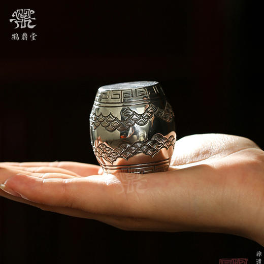 鹤鼎堂 闻天系列腰鼓盖置錾刻海浪纹（缺货） / 腰鼓盖置錾刻瑞气祥云（银色） 茶具配件（缺货） 商品图2