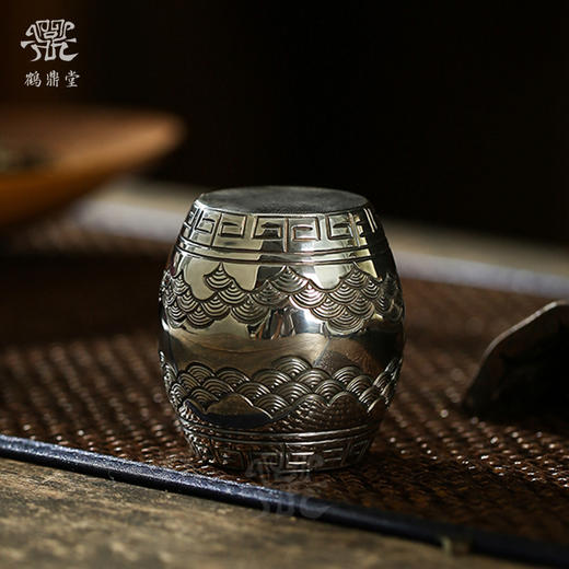 鹤鼎堂 闻天系列腰鼓盖置錾刻海浪纹（缺货） / 腰鼓盖置錾刻瑞气祥云（银色） 茶具配件（缺货） 商品图0
