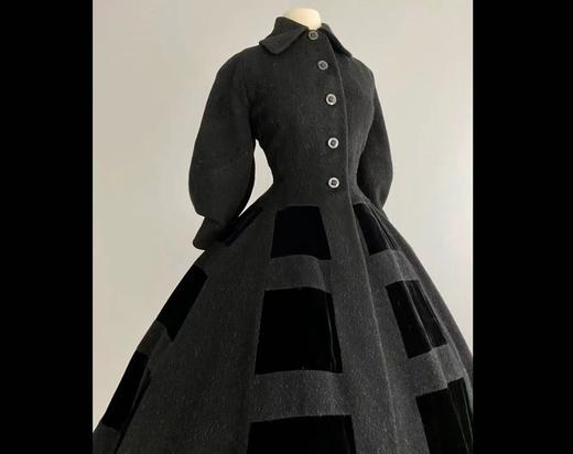 【投稿】喵娘精工@M62《奥修妮》毛呢拼接丝绒蜂腰大摆风衣裙 商品图1